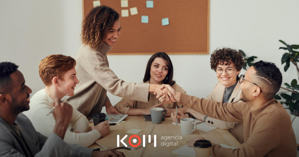 Empresaria peruana investigando 30 preguntas frecuentes sobre el Libro de Reclamaciones virtual en 2026