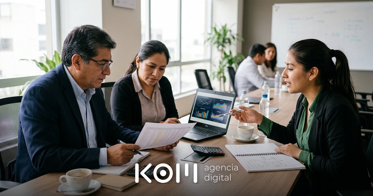 Gerentes de una empresa peruana comparan costos para decidir entre una agencia o equipo interno de marketing en una reunión (agencia o equipo interno marketing)