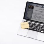 Persona analizando métricas de tráfico web y datos de marketing digital en una laptop