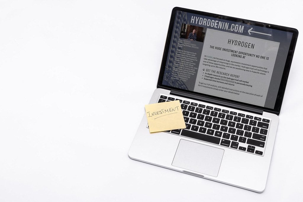 Persona analizando métricas de tráfico web y datos de marketing digital en una laptop