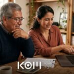 Empresario y su hija hacen la auditoría de Google Ads de su empresa en una laptop con un checklist impreso al lado (auditoría google ads)