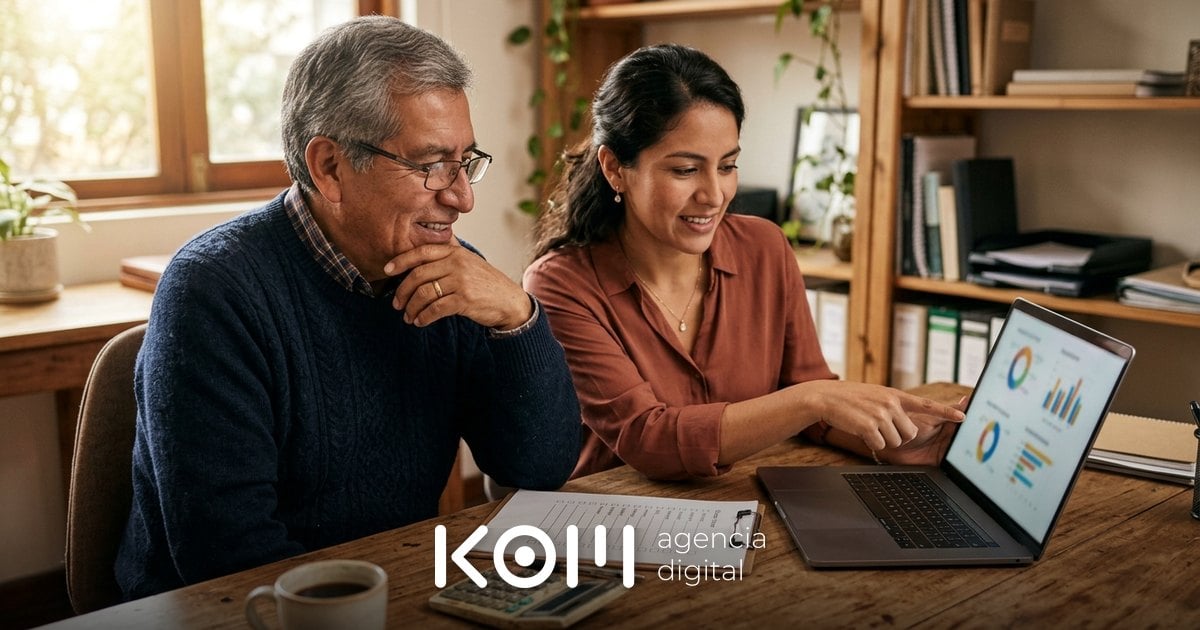 Empresario y su hija hacen la auditoría de Google Ads de su empresa en una laptop con un checklist impreso al lado (auditoría google ads)
