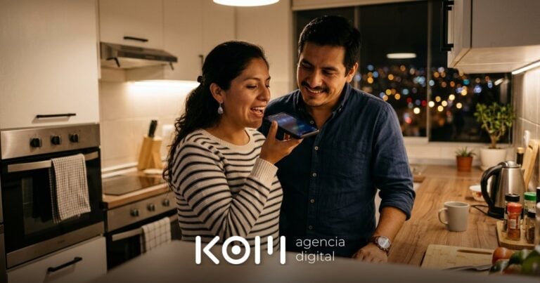 Pareja en su cocina usa la búsqueda por voz del celular para encontrar un restaurante con delivery abierto cerca de casa