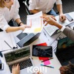 Calendario anual de renovaciones digitales con vencimientos de dominio, hosting, SSL y licencias de software