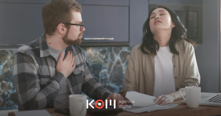 Abogado peruano revisando casos de empresas multadas por INDECOPI en 2024-2025 por incumplir el Libro de Reclamaciones