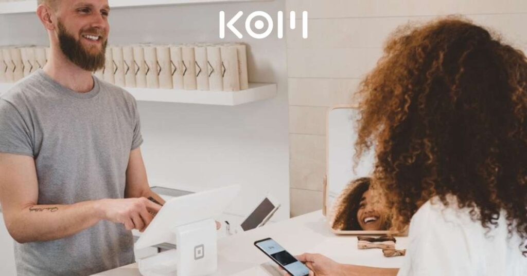 Persona comprando desde catálogo virtual en celular - KOM Agencia Digital