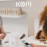 Persona comprando desde catálogo virtual en celular - KOM Agencia Digital