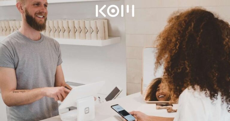 Persona comprando desde catálogo virtual en celular - KOM Agencia Digital