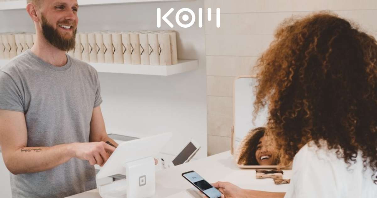 Persona comprando desde catálogo virtual en celular - KOM Agencia Digital