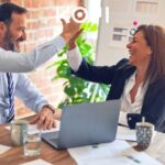 Equipo profesional diseñando landing pages - KOM Agencia Digital