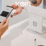 Persona comprando en tienda virtual WooCommerce - KOM Agencia Digital