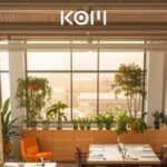 Profesional peruana comparando planes de ChatGPT en laptop - KOM