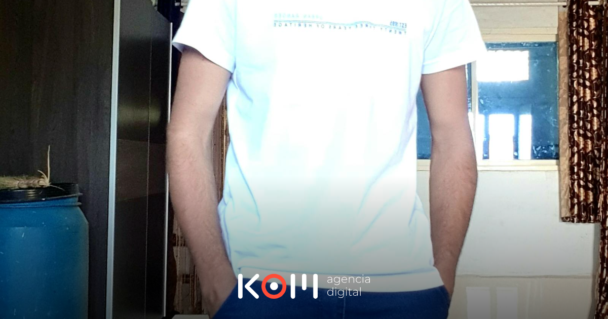 Auditora peruana aplicando checklist anual de 30 puntos de cumplimiento del Libro de Reclamaciones