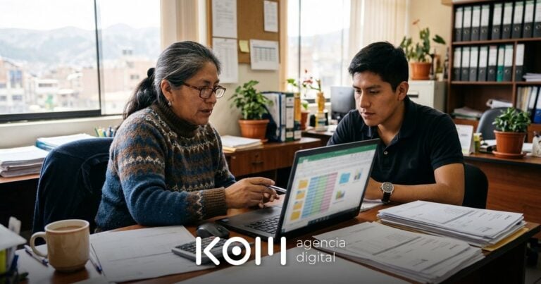 Una administradora y su asistente revisan en la laptop un Excel consolidado con Claude Code para no programadores en la oficina