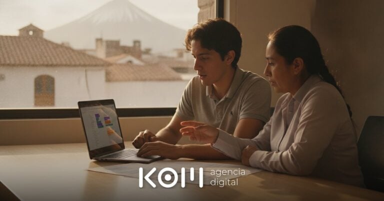 Un desarrollador y su gerente revisan en la laptop cómo Claude Code consolida los reportes de ventas de su empresa en Perú (claude code perú)