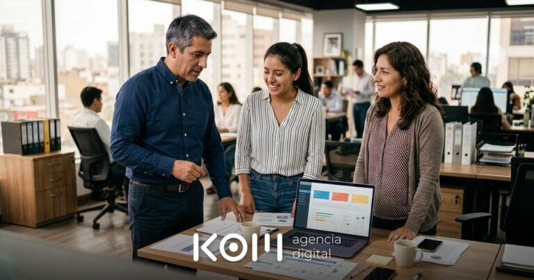 Un gerente comercial y dos colegas revisan en la laptop el informe mensual que preparó Claude Cowork con los archivos de ventas