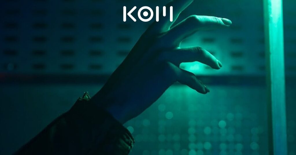 como crear chatbot ia whatsapp peru kom | KOM Agencia Digital PAGINAS WEB EN LIMA Persona interactuando con tecnología de chatbot e inteligencia artificial