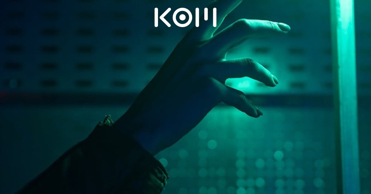 Persona interactuando con tecnología de chatbot e inteligencia artificial