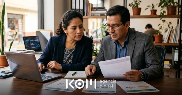 Pareja de empresarios peruanos compara propuestas para decidir cómo elegir agencia de marketing digital en su oficina