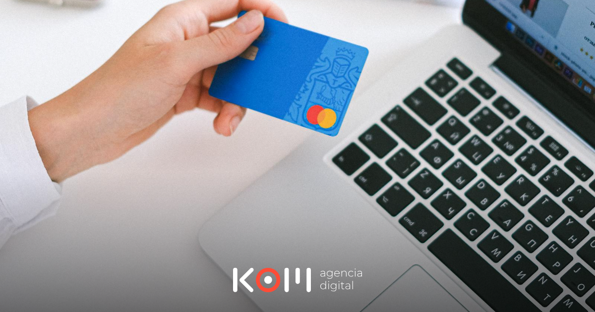 Emprendedora MYPE peruana evaluando proveedores de Libro de Reclamaciones virtual para su negocio