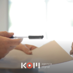 Empleada administrativa peruana redactando respuesta a reclamo del Libro de Reclamaciones en 15 días hábiles