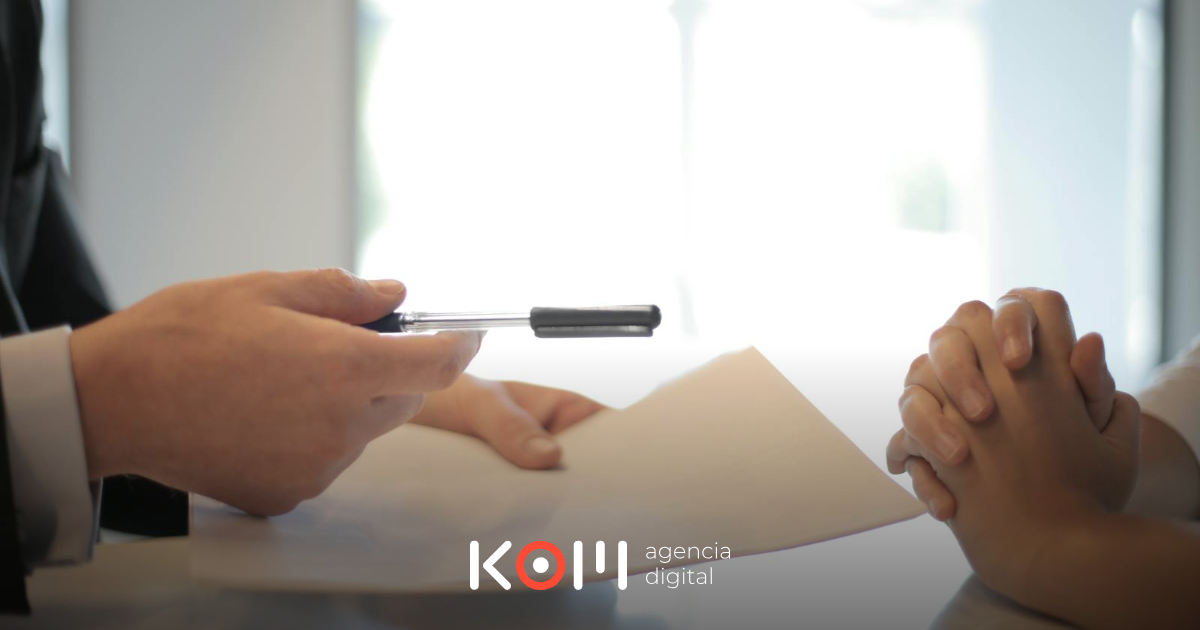 Empleada administrativa peruana redactando respuesta a reclamo del Libro de Reclamaciones en 15 días hábiles