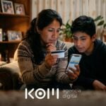 Madre y su hijo revisan en el celular si una tienda es confiable, una de las consultas de reputación de marca antes de comprar