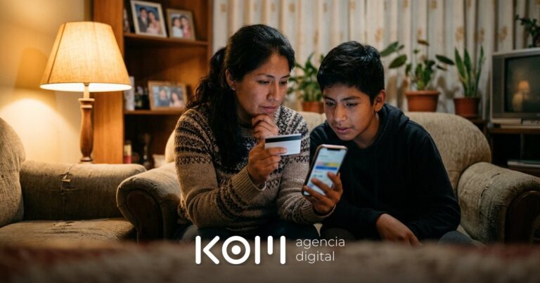 Madre y su hijo revisan en el celular si una tienda es confiable, una de las consultas de reputación de marca antes de comprar