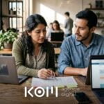 Dos redactores revisan dos laptops y una tabla impresa para armar un contenido comparativo SEO con criterios y veredicto claros