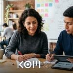 Editora revisa con bolígrafo un borrador junto a un colega para asegurar que el contenido con IA cumpla criterios de SEO (contenido con ia seo)