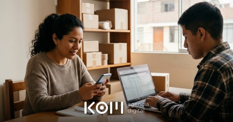 Equipo de una tienda online confirma un pago en el celular y registra pedidos para medir conversiones offline en Google Ads (conversiones offline google ads)