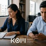 Asesor responde chats en su celular mientras una analista revisa en la laptop las conversiones de WhatsApp de Google Ads (conversiones whatsapp google ads)