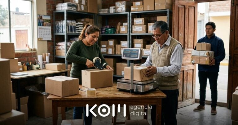 Dueños empacan y pesan pedidos mientras espera el courier para tienda online que recogerá los paquetes del día (courier para tienda online perú)