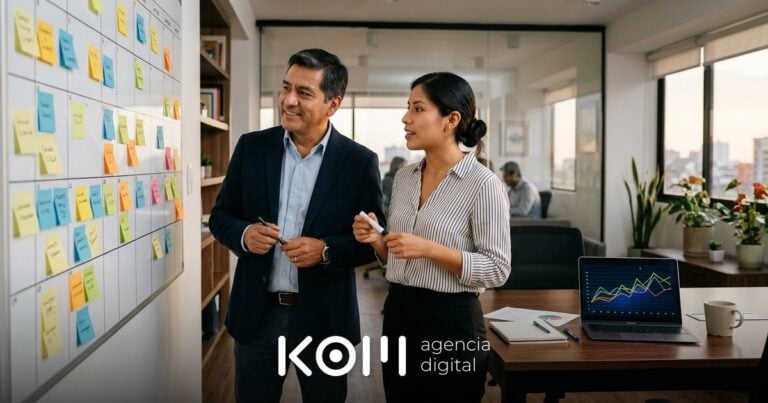 Dos profesionales planifican en un calendario de pared las fechas en que sube el CPC por temporada en sus campañas de Google Ads (cpc temporada)