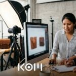Fotógrafa y dueño de un taller de carteras revisan fotos de producto y firman un acuerdo sobre derechos de autor de su página web (derechos de autor página web)