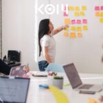 Equipo de agencia de marketing en reunión de planificación - KOM Agencia Digital