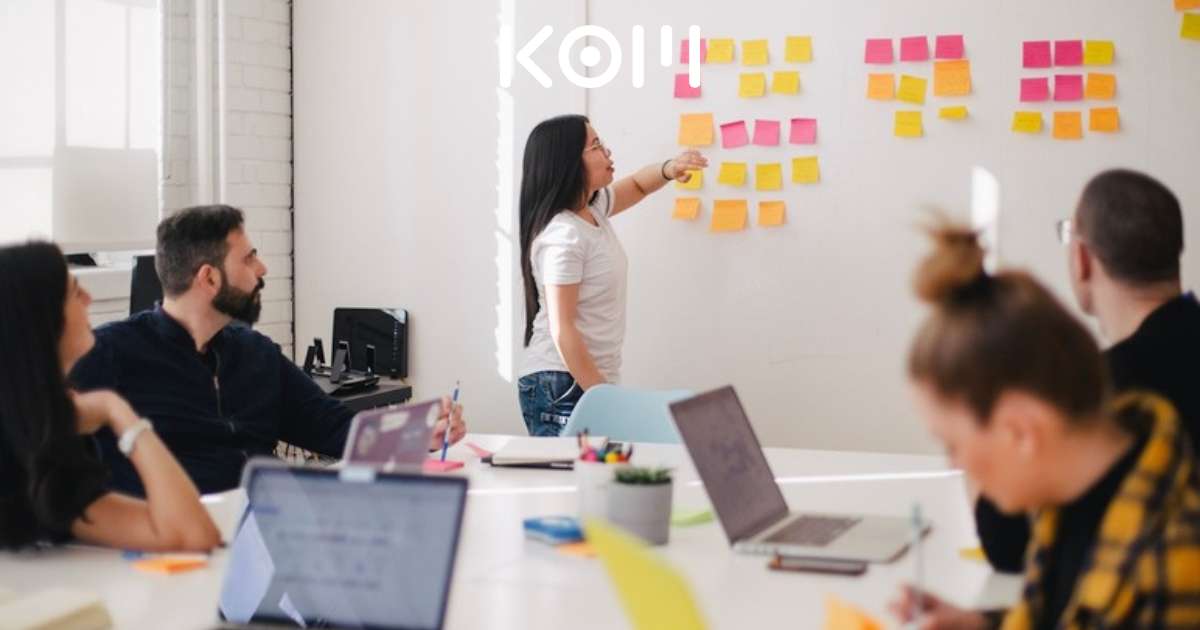 Equipo de agencia de marketing en reunión de planificación - KOM Agencia Digital