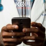 Profesional de salud usando tecnología médica - KOM Agencia Digital