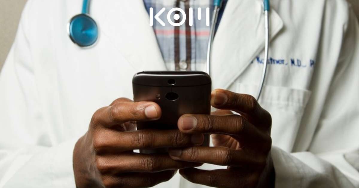 Profesional de salud usando tecnología médica - KOM Agencia Digital