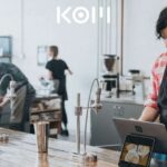 Persona gestionando tienda e-commerce desde laptop - KOM Agencia Digital