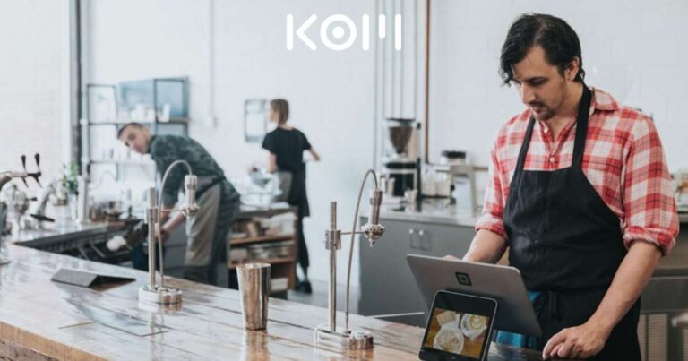 Persona gestionando tienda e-commerce desde laptop - KOM Agencia Digital