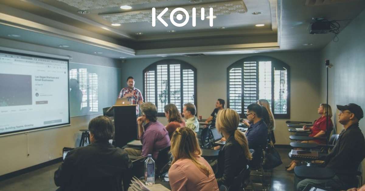 Personas en capacitación y formación educativa - KOM Agencia Digital