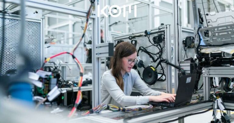 Persona trabajando con tecnología industrial en planta de producción - KOM Agencia Digital