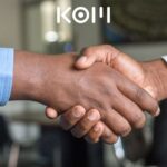 Personas cerrando acuerdo de servicios de seguridad - KOM Agencia Digital