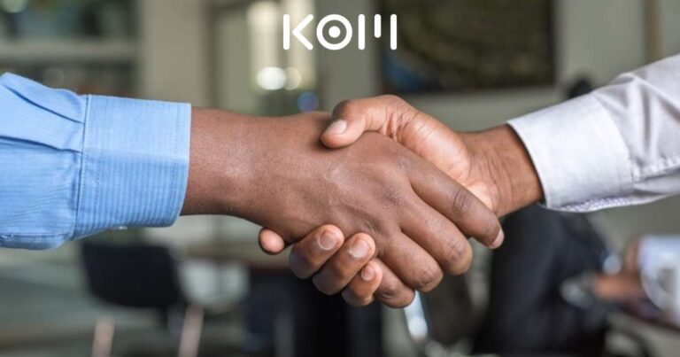 Personas cerrando acuerdo de servicios de seguridad - KOM Agencia Digital