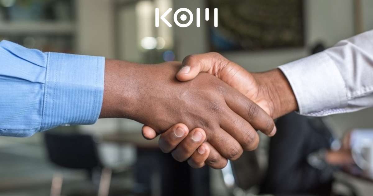 Personas cerrando acuerdo de servicios de seguridad - KOM Agencia Digital