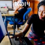 Equipo de desarrolladores trabajando en código y software - KOM Agencia Digital