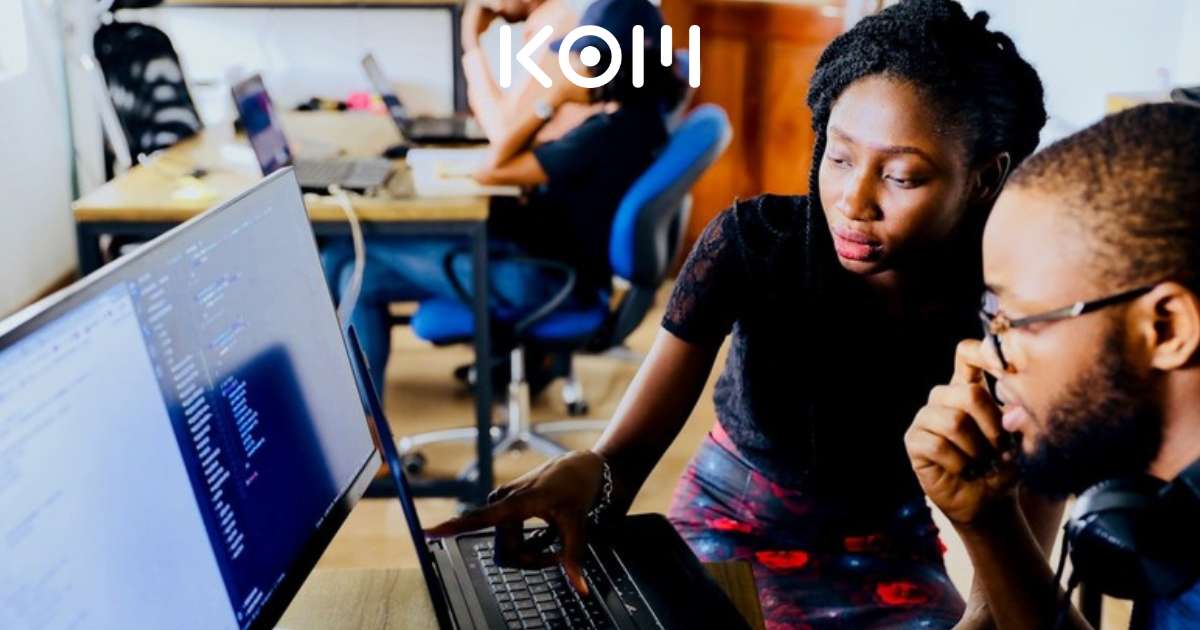 Equipo de desarrolladores trabajando en código y software - KOM Agencia Digital