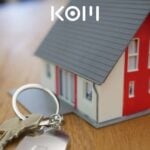 Maqueta de casa con llaves representando sector inmobiliario - KOM Agencia Digital