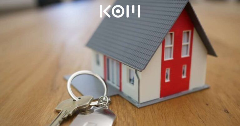 Maqueta de casa con llaves representando sector inmobiliario - KOM Agencia Digital